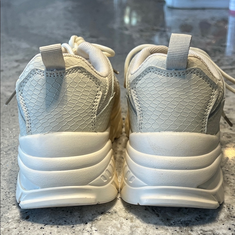 NEW BERNESS Women's Cream Crocodile Cream Athletic Shoes Size 6 - Picture 8 of 12